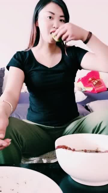 娱乐吃瓜酱在学校被打了,娱乐吃瓜酱遭遇暴力袭击,真相揭秘